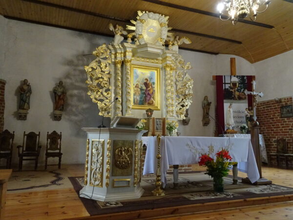 Ołtarz główny z obrazem i złoconą dekoracją