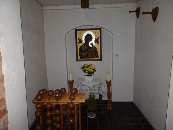 Boczna kaplica z ikoną Matki Boskiej i różańcami