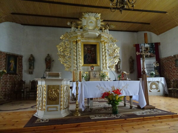 Ołtarz główny ze złoconą dekoracją i obrazem Maryi