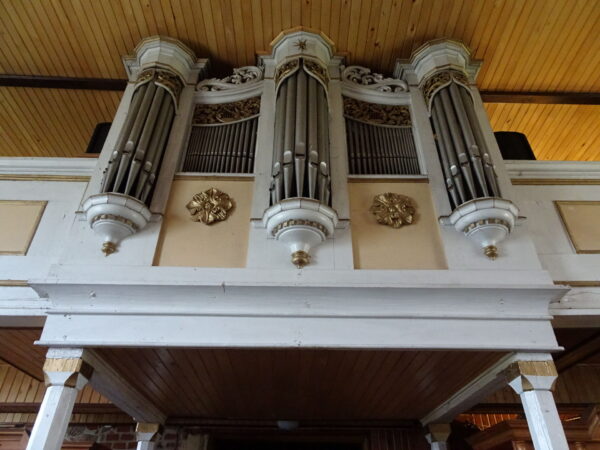 Piszczałki organowe nad wejściem do kościoła