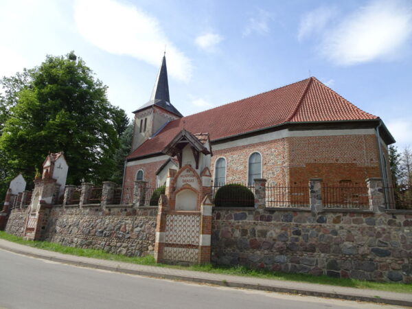 Kościół i cmentarz przy drodze, widok od ulicy